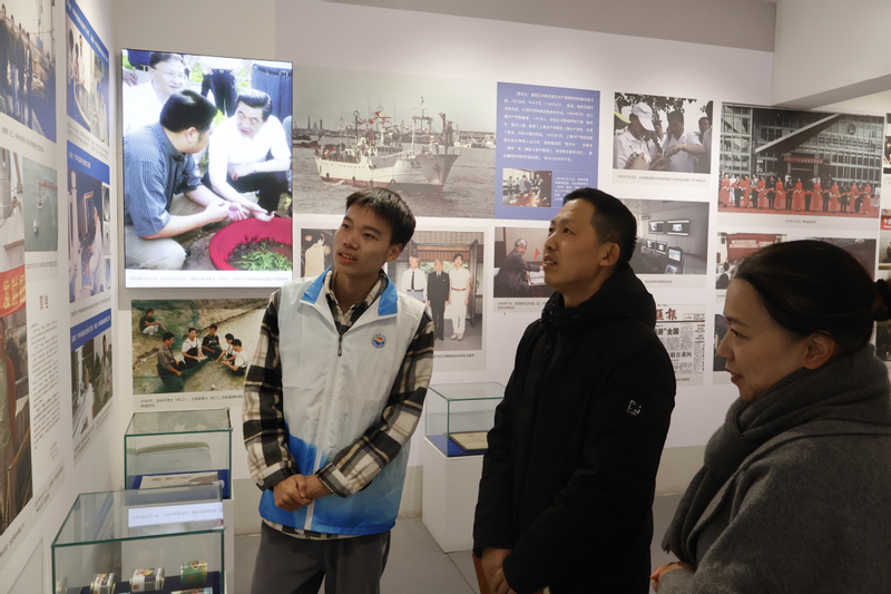 参观上海海洋大学校史馆