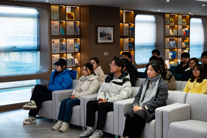 校史馆同学认真听讲