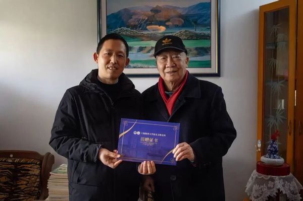 欧阳曙向左教授颁发捐赠证书