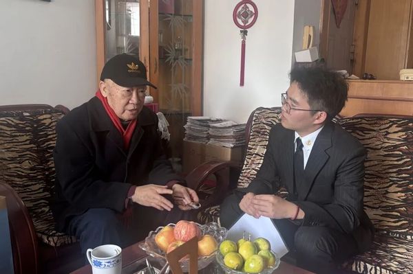 学生代表舒虹淋采访左飚教授